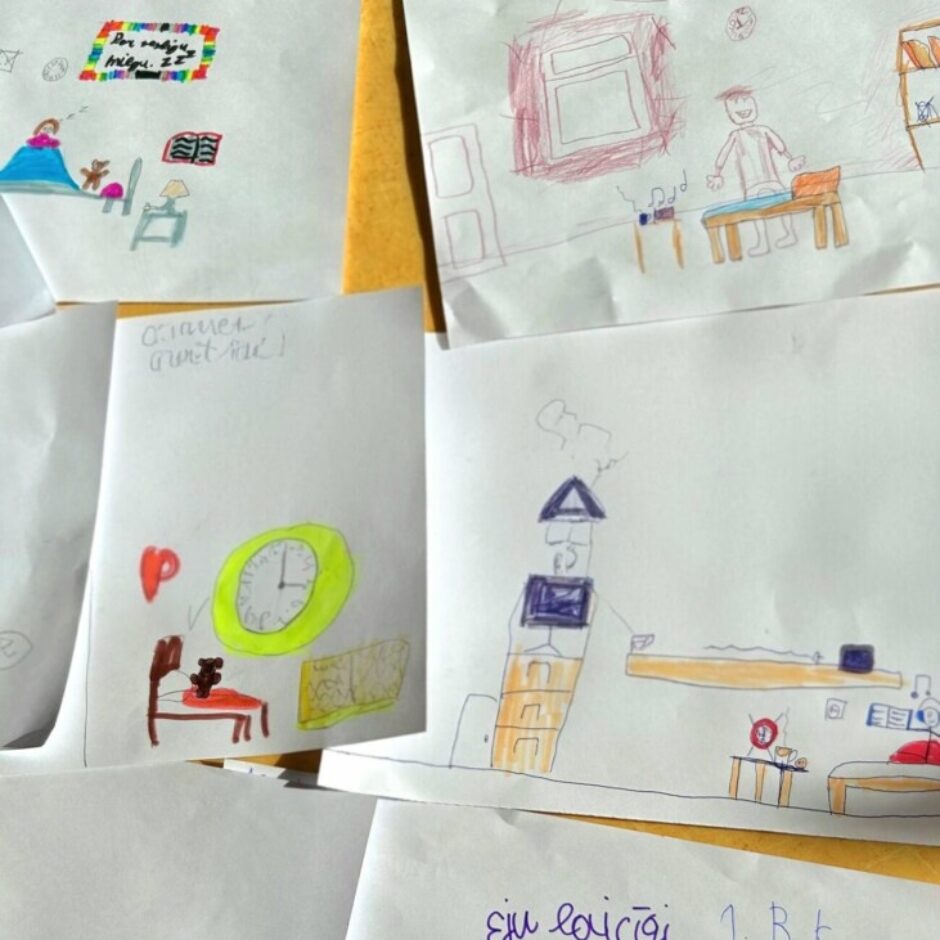 Vairāki bērnu zīmējumi uz balta papīra, kas attēlo miegu un guļamistabas. Zīmējumos redzami cilvēki gultās, pulksteņi, grāmatas un citas ar miegu saistītas detaļas.