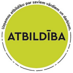 Zaļš aplis ar melnu tekstu, kas veido emblēmu vai logotipu. Apļa augšpusē ir izliekts teksts "Uzņemamies atbildību par saviem vārdiem un darbiem.", bet centrā liels un trekns vārds "ATBILDĪBA".