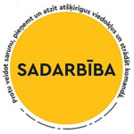 Dzeltens aplis ar melnu tekstu "SADARBĪBA" centrā. Ap apļa augšējo pusi lasāms teksts: "protu veidot sarunu, pieņemt un atzīt atšķirīgus viedokļus un strādāt komandā." Apļa apakšējā mala ir pārtraukta līnija.