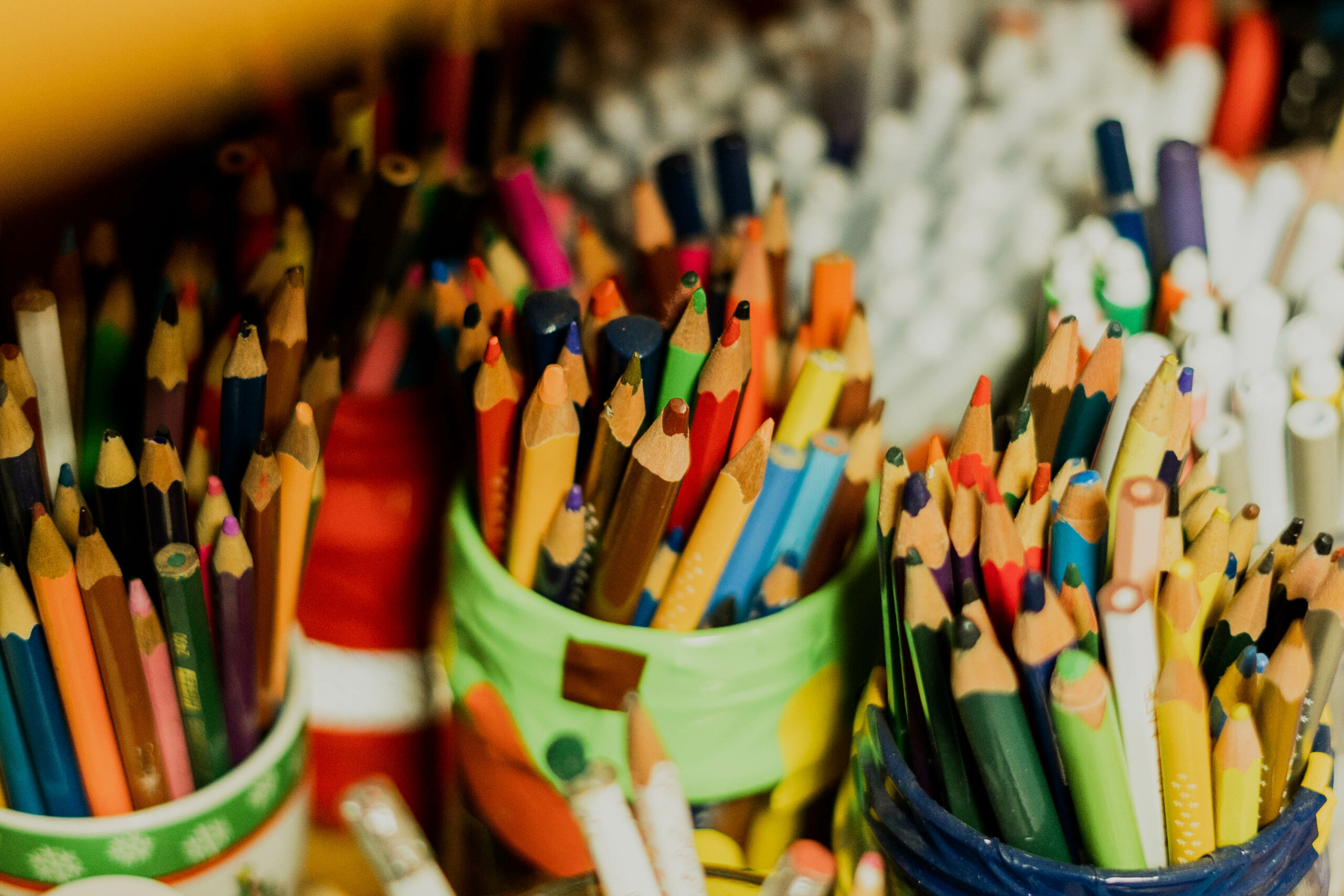 Attēls ar krāsainiem zīmuļiem